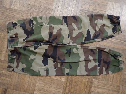 Ensemble veste et pantalon en treillis camouflé...