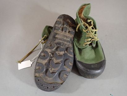 Deux paires de chaussures de brousse en toile...