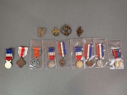 Lot de 9 médailles et 4 insignes. Mérite...