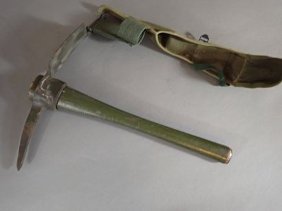 Lot de trois outils individuels : pelle pliante...