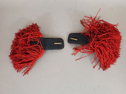 Paire d’épaulettes en tissu rouge doublé...
