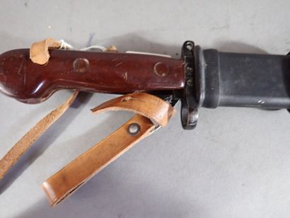 Baïonnette pour AK 47. Poignée en bakélite...