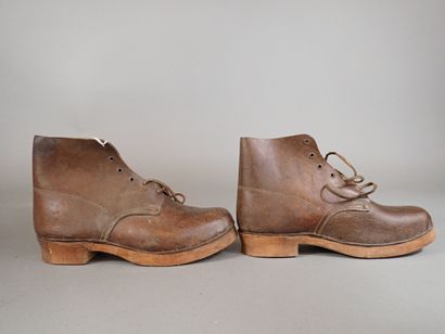 Paire de galoches en cuir à semelle de bois....