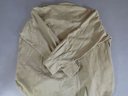 Trois chemises Chino en coton, avec épaulettes....