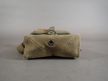 Deux porte-chargeurs FAMAS et une pochette...