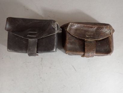 Deux cartouchières en cuir brun. 9,5 x14...