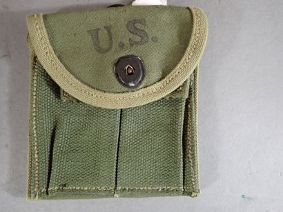 Deux pochettes porte-chargeurs de carabine...