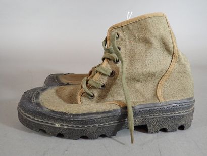 Deux paires de chaussures de brousse en toile...