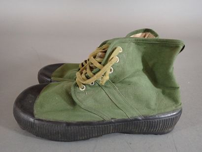 Deux paires de chaussures de brousse en toile...