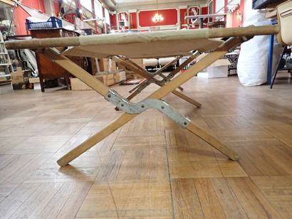 Lit de camp dit Picot en bois et toile, avec...