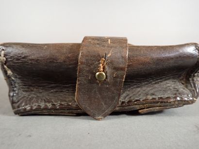Deux cartouchières en cuir brun. 9,5 x14...