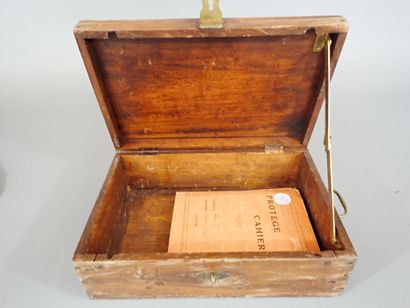 Coffret orné sur le couvercle d’une plaque...
