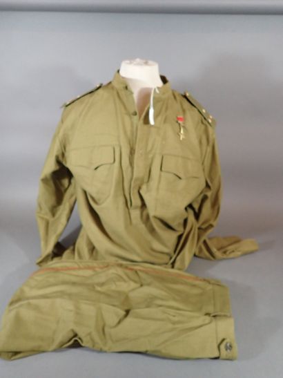Uniforme soviétique en tissu kaki comprenant...