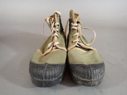 Deux paires de chaussures de brousse (Pataugas)...
