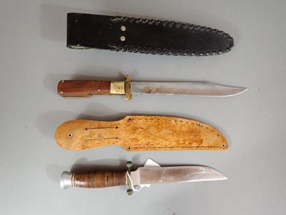 Deux couteaux de chasse. Un de marque Tenax...