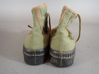 Deux paires de chaussures de brousse (Pataugas)...