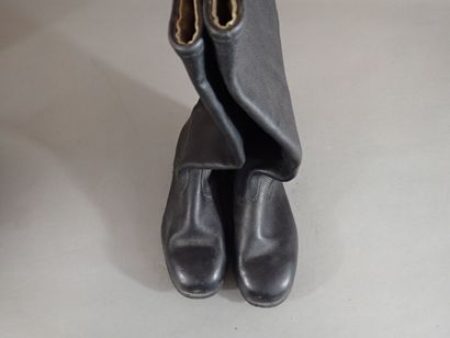 Paire de bottes soviétiques en cuir noir...