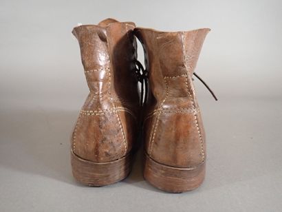 Paire de brodequins en cuir brun, semelles...