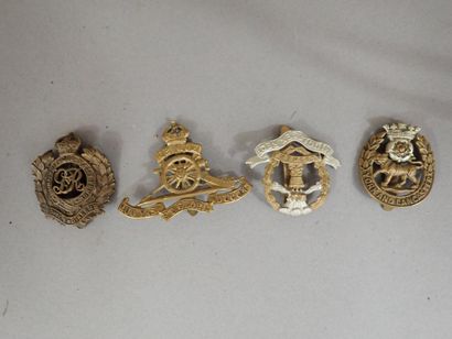 Quatre cap-badges britanniques : Artillerie,...