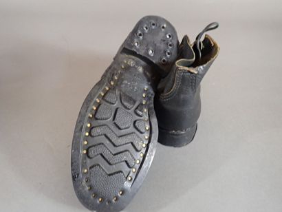 Paire de brodequins soviétiques en cuir noir....