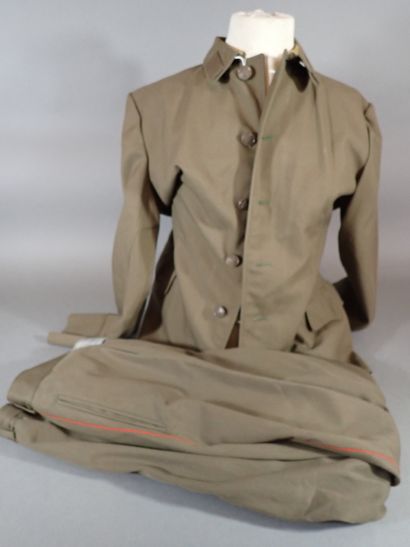Uniforme soviétique en drap kaki comprenant...