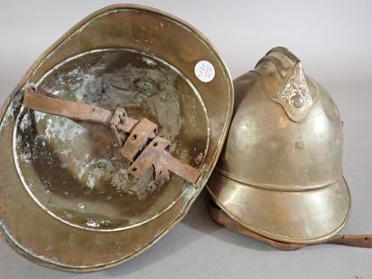 Deux casques de pompier modèle 1895 en laiton,...