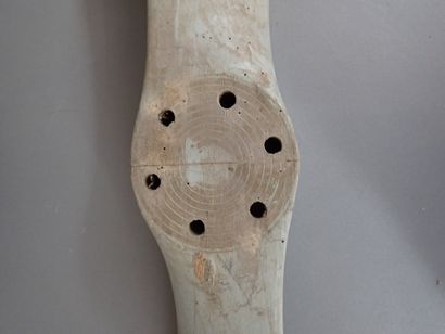 Petite hélice bipale en bois peint. Moyeu...