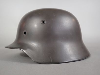 Coque de casque modèle 1935 en acier peint....