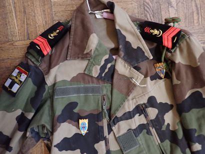 Ensemble veste et pantalon en treillis camouflé...