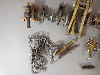 Collection de 15 canons miniatures dont Gribeauval,...