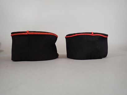 Deux képis modèle 1935 de sous-officier d’artillerie....