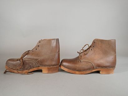 Paire de galoches en cuir à semelle de bois....