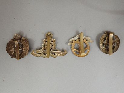 Quatre cap-badges britanniques : Artillerie,...