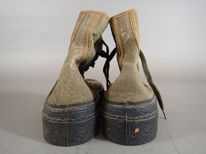 Deux paires de chaussures de brousse en toile...