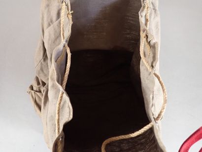 Petit havresac en toile brune, cuir et armature...