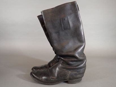 Paire de bottes d’officier en cuir gaufré....
