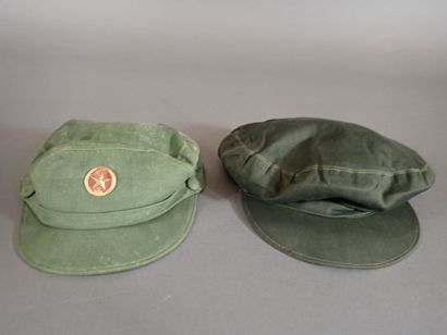 Lot de deux casquettes en toile verte, une...