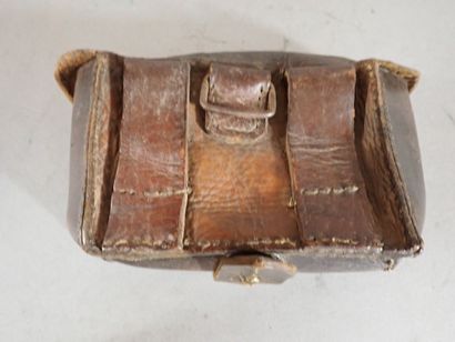 Deux cartouchières en cuir brun. 9,5 x14...