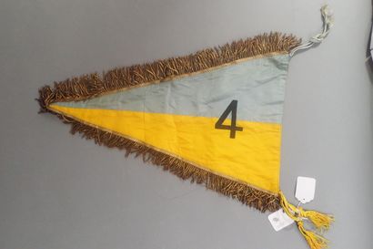 Flammes du 1er et du 4e escadron d’un régiment...