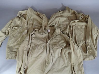 Trois chemises Chino en coton, avec épaulettes....