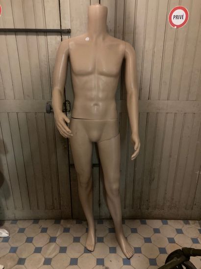 Mannequin homme en plastique chair, sans...