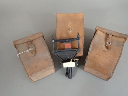 3 supports de jumelles français modèle 1933,...