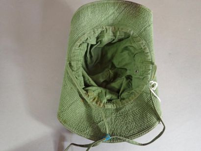 Lot de deux bobs et un chapeau de brousse...