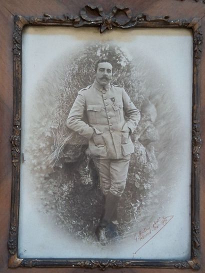 Photographie d’un officier du 332e R.I. portant...