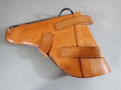 Etui en cuir fauve pour revolver Nagant modèle...