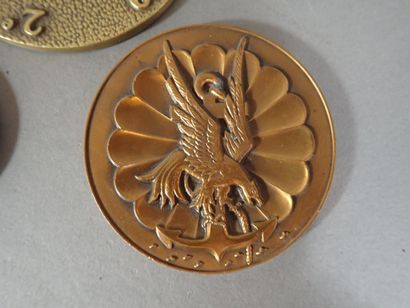 3 médailles de table en bronze, sur les troupes...