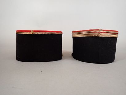 Deux képis et un plastron d’officier. Un...