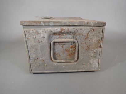 Caisse à munitions britannique en métal C...