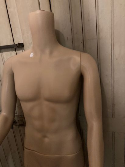 Mannequin homme en plastique chair, sans...