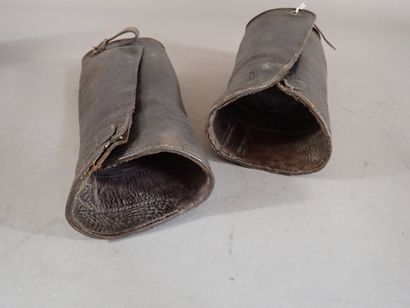 Trois paires de jambières ou houseaux en...
